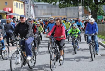 Zwönitztal-Radtour muss erneut ausfallen - Normalerweise wäre heute die Zwönitztal-Radtour in Zwönitz gestartet, wie hier bei einer früheren Tour, doch die Corona-Pandemie macht den Organisatoren erneut einen Strich durch die Rechnung. Foto: Ralf Wendland